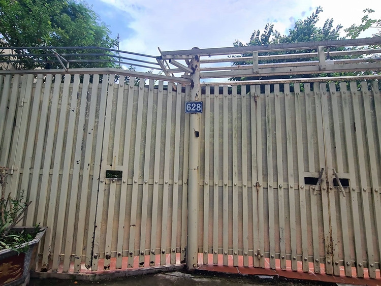 Có rất nhiều nhà dựng kín cổng, xây tường bao cao, bịt mặt tiền để che kín khuất tầm nhìn bên ngoài, sau đó ngang nhiên xây dựng công trình không phép.