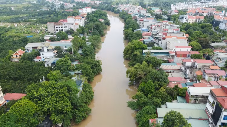 Theo thông tin phản ánh, thời gian qua, dọc ngõ 68 đường Phú Diễn và Phan Bá Vành thuộc phường Phú Diễn, quận Bắc Từ Liêm, Hà Nội xuất hiện tình trạng hàng loạt công trình đổ bê tông kiên cố, xây dựng trên hành lang sông Nhuệ.