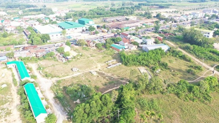 Đối với các hộ dân khi nhận tiền đền bù theo khung giá hiện hành không đủ xây nhà mới, chịu thiệt thòi, huyện sẽ xem xét, nghiên cứu hỗ trợ thêm nhưng phải dựa trên quy định của pháp luật, không để trật “hành lang”, xảy ra sai sót. Chậm nhất đến quý I/2023, dự án sẽ hoàn thành, đưa vào sử dụng. (Ảnh: SGGPO).