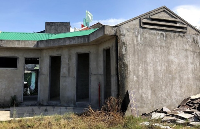 Dãy nhà ki-ốt thuộc khu chợ bị xuống cấp, thấm nước. (Ảnh: TTXVN).