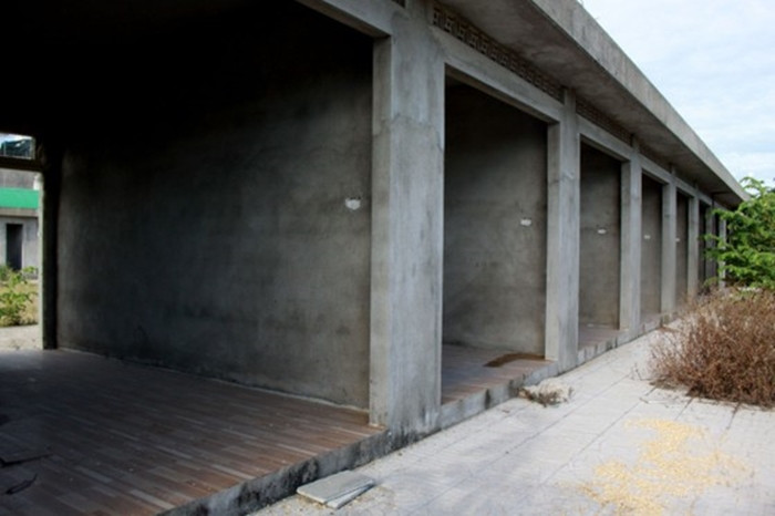 Các hạng mục thi công dở dang tại Khu thương mại, dịch vụ và dân cư Tịnh Phong. (Ảnh: SGGPO).