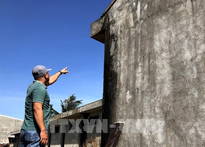 Ông Nguyễn Hoàng Tùng - Phó giám đốc Ban quản lý Dự án đầu tư xây dựng huyện Sơn Tịnh cho báo chí biết, nguyên nhân chính dẫn đến sự ì ạch, chậm tiến độ là do gặp vướng trong bồi thường, giải phóng mặt bằng. (Ảnh: TTXVN).