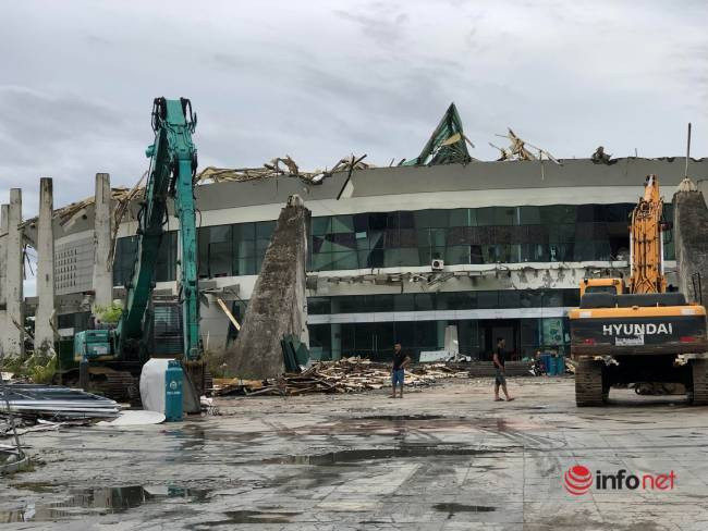 Hiện nay, các công nhân đang tiến hành tháo dỡ phần mái, phần thân nhà biểu diễn. (Ảnh: Infonet).