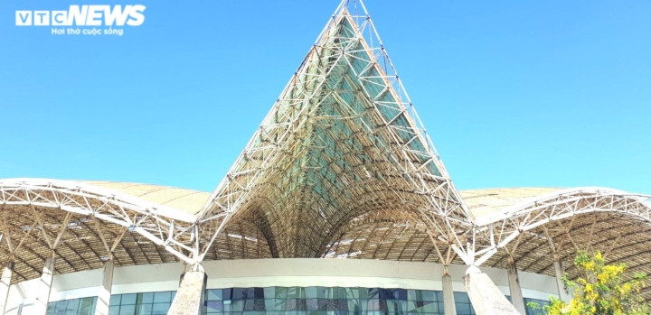 Công trình được khánh thành và đưa vào sử dụng từ tháng 1/2009, với các hạng mục như: Khán đài có sức chứa 4.000 chỗ ngồi, sân khấu biểu diễn đa năng, khu hóa trang, nghỉ ngơi của diễn viên, khu giải khát… (Ảnh: VTC News).