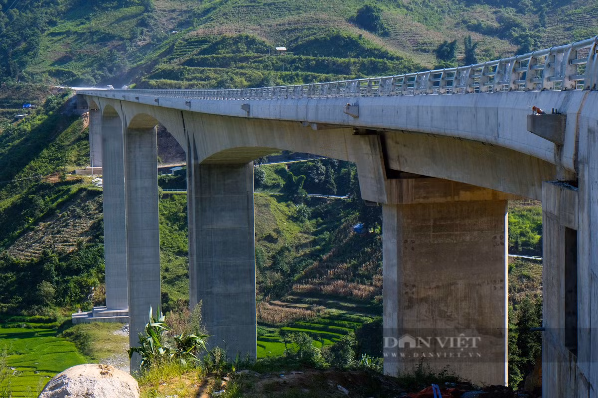 Công trình sau khi hoàn thành sẽ tạo thuận lợi cho việc đi lại của du khách và người dân, thúc đẩy sự phát triển kinh tế xã hội của tỉnh Lào Cai và khu vực Tây Bắc. (Ảnh: Dân Việt).