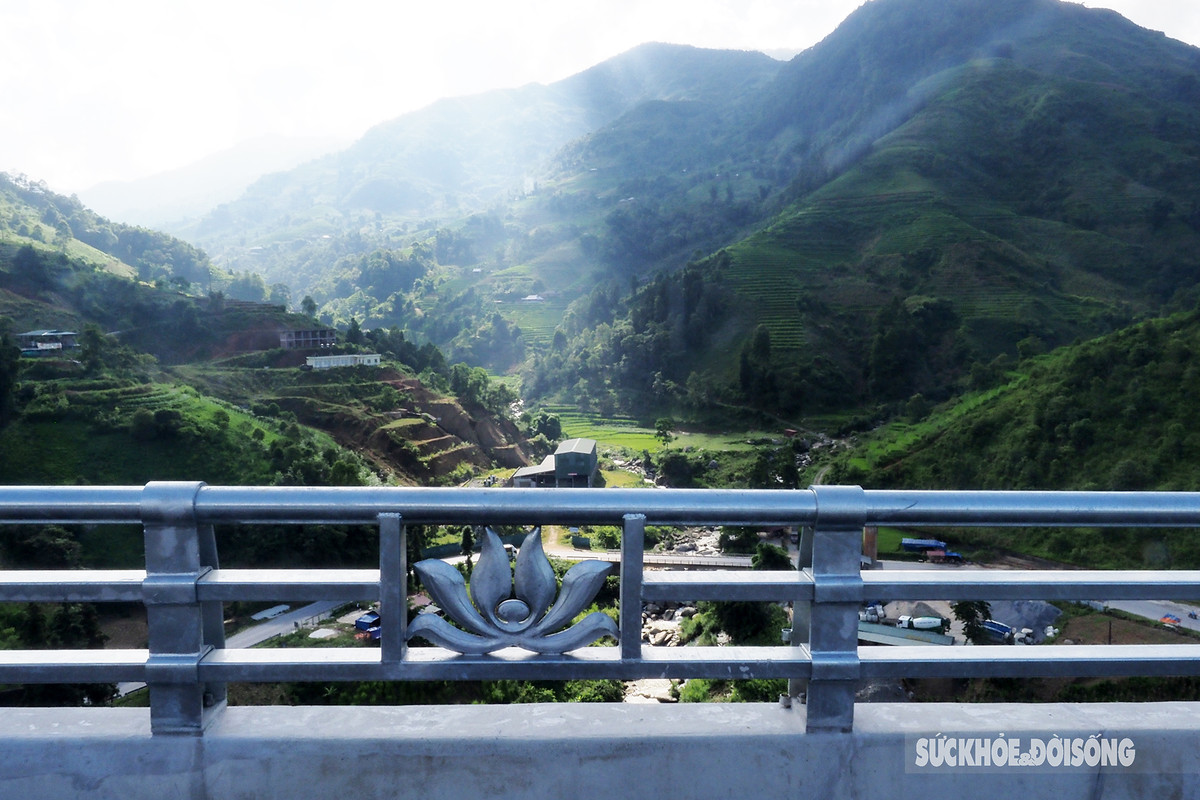 Lan can cầu được trang trí hình tượng hoa sen đặc trưng của Việt Nam. (Ảnh: Sức khỏe &amp; Đời sống).