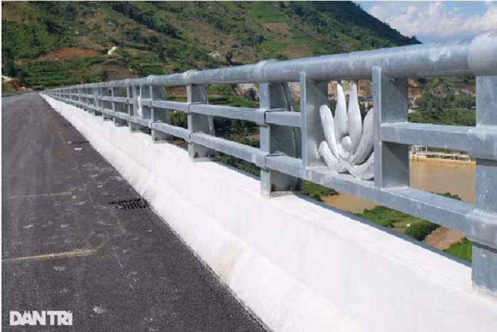 Đến nay, cây cầu Móng Sến đã hoàn thành 99% khối lượng công việc, còn một số hạng mục cuối cùng trước khi đi vào hoạt động như hệ thống đèn chiếu sáng, vạch sơn kẻ đường và thảm đường dẫn 2 bên đầu cầu đang tiếp tục được hoàn thiện. (Ảnh: Dân Trí).