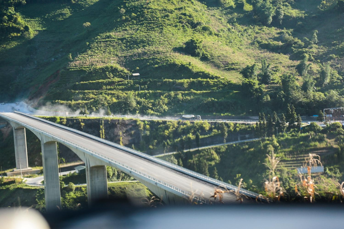 Cầu Móng Sến có chiều dài 613 mét, 5 nhịp liên tục với nhịp dài nhất 132 mét, trụ cao nhất là 83 mét. Quy mô mặt cắt ngang cầu 14,5 mét, bao gồm 4 làn xe cơ giới. (Ảnh: Tiền Phong).