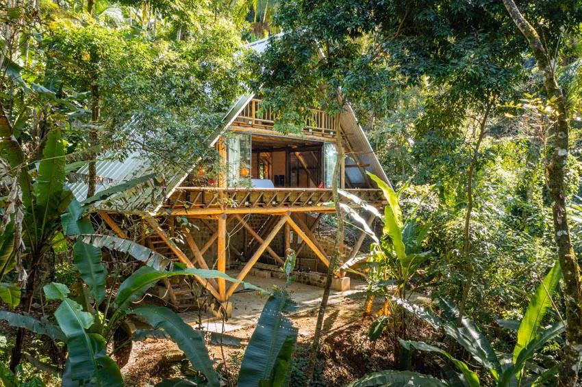 Công trình sử dụng các tấm cách âm Galvalume, đá địa phương để giữ các bức tường bên ngoài, hoàn thiện bằng đất cho những bức tường bên trong và tầng trệt.