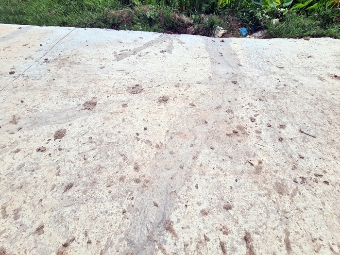 Một số vị trí có vết nứt thì "chắp vá" nham nhở.