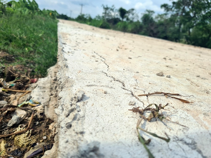 Vết nứt không chỉ chạy ngang, mà còn chạy dọc khắp nền mặt đường.