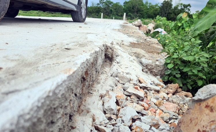 Bề rộng đoạn đường ở một số chỗ thì “lồi ra, thụt vào”, không khớp nhau.