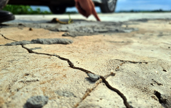 Có nhiều vết nứt rất lớn, còn chạy cắt ngang cả mặt đường.