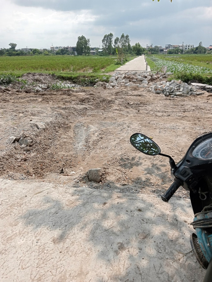 Kể từ khi có kết quả lựa chọn nhà thầu (ngày 26/11/2021), đến thời điểm phóng viên ghi nhận (ngày 8/8/2022), dù đã quá thời gian 115 ngày thực hiện hợp đồng nhưng công nhân vẫn đang thi công hạng mục của dự án.