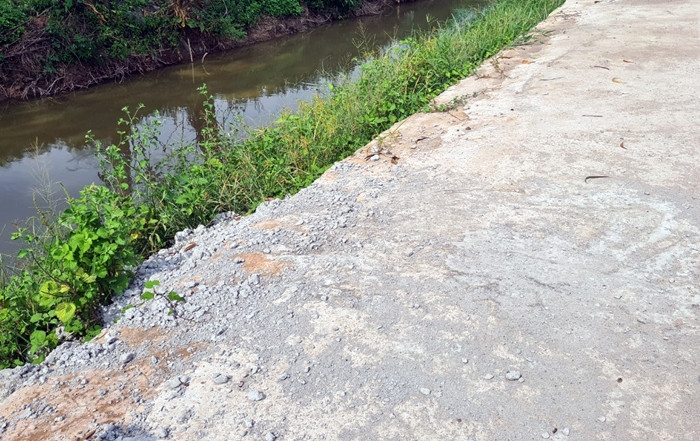 Tại gói thầu này hạng mục chính là kè và nền đường. Tuy nhiên, theo quan sát của phóng viên, nhiều vị trí nền đường dù đã hoàn thành nhưng bê tông phủ lớp bề mặt có dấu hiệu bị bong tróc, rạn nứt.