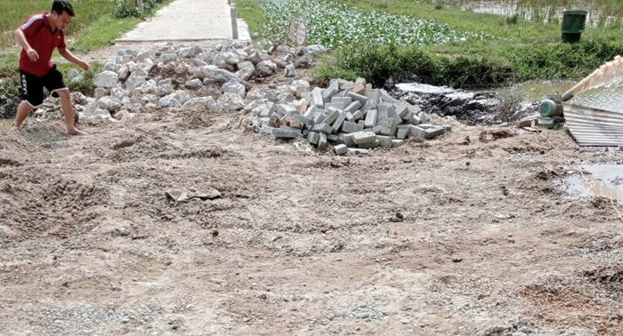 Hình ảnh vật liệu xây dựng vẫn ngổn ngang tại dự án công trình giao thông nội đồng thôn Thượng Phúc và thôn Siêu Quần dài 2,1km vào ngày 8/8/2022.