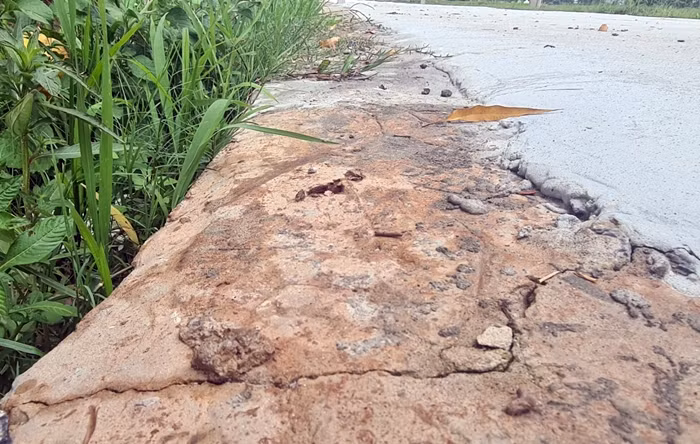 Nghiêm trọng hơn là phần kè đá hộc của dự án đã được thi công xong, nhưng nhiều đoạn cũng xảy ra nứt vỡ, có dấu hiệu xuống cấp.