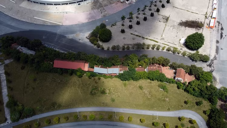 Các khu nhà 12 gian cấp 4 đang tạm dừng các hoạt động, nhiều ngôi nhà đang được tiến hành tu sửa phần mái.