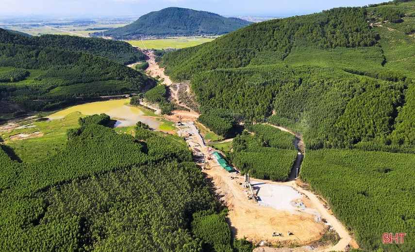 Trao đổi với Zing, đại diện Ban quản lý Dự án 6, Bộ Giao thông Vận tải, cho biết đây là dự án đầu tiên trong 3 cao tốc Bắc - Nam theo hình thức công tư PPP được triển khai. Giai đoạn 1 dự án có quy mô 4 làn xe, nền đường rộng 17 m, vận tốc thiết kế 80 km/h. Khi hoàn chỉnh sẽ nâng lên 6 làn đường, nền đường rộng 32,25 m. Công trình dự kiến hoàn thành cuối 2024, thời gian khai thác hoàn vốn khoảng 16 năm. (Ảnh: Báo Hà Tĩnh).