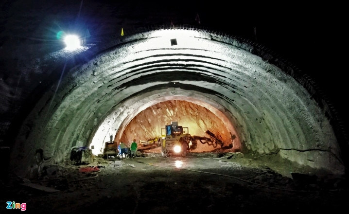 Các đơn vị nhà thầu tập trung vật tư, máy móc, thiết bị và huy động tối đa nhân lực để gấp rút triển khai thi công hầm Thần Vũ. Ảnh: Zing).