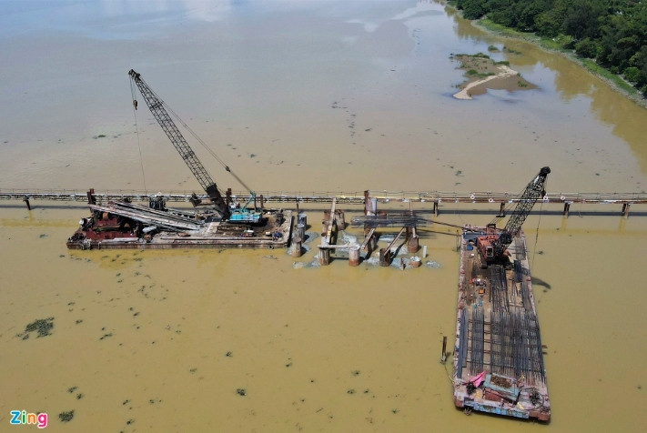 Tại công trường cầu Hưng Đức bắc qua sông Lam và sông La Giang, nối hai huyện Hưng Nguyên (Nghệ An) và Đức Thọ (Hà Tĩnh), công nhân cùng máy móc của 4 nhà thầu đang cấp tập triển khai thi công. Cầu có chiều dài hơn 4 km, rộng 17 m. (Ảnh: Zing).