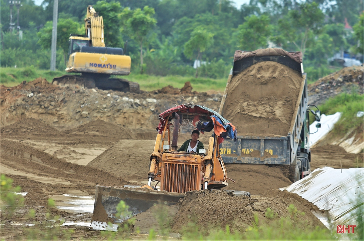 Việc đầu tư xây dựng tuyến đường bộ cao tốc Bắc - Nam đoạn Diễn Châu - Bãi Vọt có vai trò hết sức quan trọng, thiết yếu đối với sự phát triển kinh tế - xã hội, đảm bảo QP-AN của cả nước nói chung và 2 tỉnh Nghệ An, Hà Tĩnh nói riêng. (Ảnh: Báo Hà Tĩnh).
