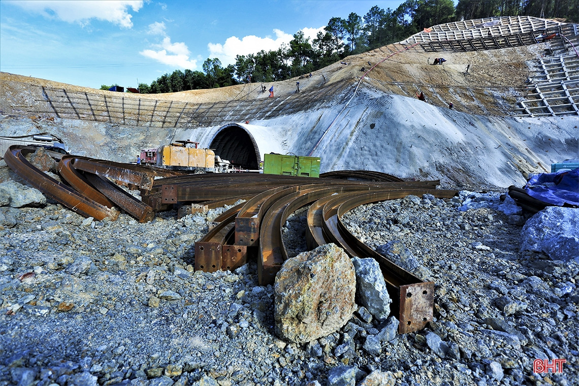 Tại Nghệ An, công trình đi qua 21 xã thuộc 3 huyện Diễn Châu, Nghi Lộc, Hưng Nguyên. Phần diện tích đất cần thu hồi khoảng hơn 360 ha, số hộ dân tái định cư gần 350. Đến nay, các nhà thầu đang triển khai thi công, xử lý nền đất yếu, đào hầm, làm cầu. (Ảnh: Báo Hà Tĩnh).