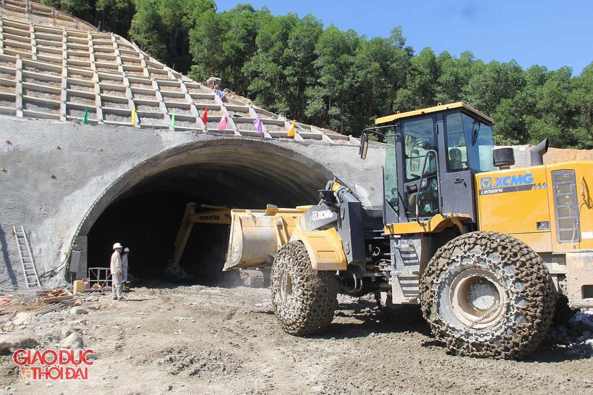 Một cán bộ kỹ thuật cho biết, để đảm bảo tiến độ, hầm Thần Vũ sẽ được đào từ cả 2 phía. (Ảnh: Giáo dục&amp;Thời đại).