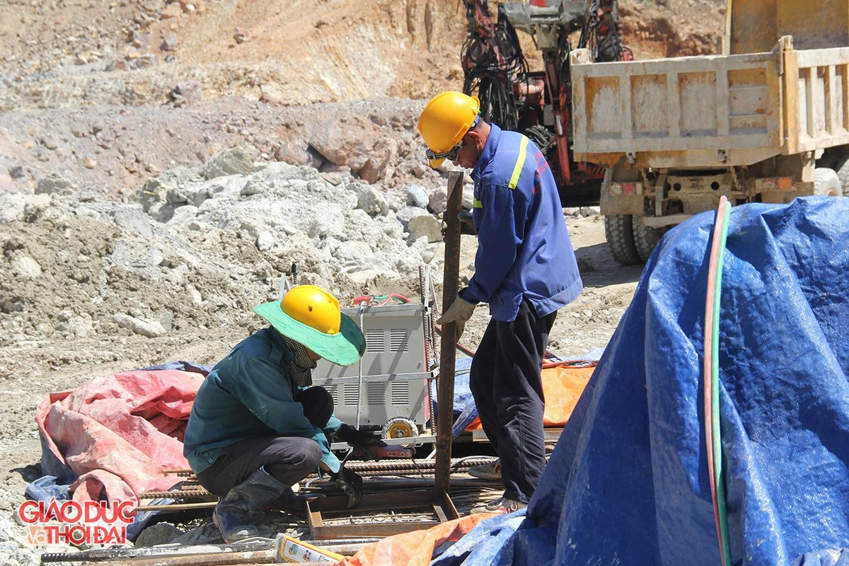 Mặc dù thời tiết nắng nóng nhưng các công nhân trên công trường vẫn căng mình làm việc để đảm bảo tiến độ cho dự án. Ảnh: Giáo dục&amp;Thời đại).