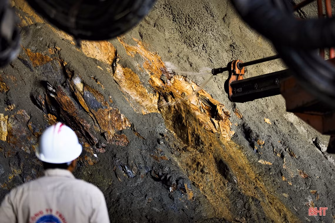 Những ngày cuối tháng 8, tại gói thầu hầm Thần Vũ (dài hơn 1,1km, khởi công ngày 21/7) nối xã Diễn Phú (huyện Diễn Châu) và xã Nghi Đồng (huyện Nghi Lộc). Hai nhà thầu là Công ty TNHH Hòa Hiệp và Công ty CP Tập đoàn CIENCO4 huy động công nhân, máy móc làm việc liên tục. (Ảnh: Báo Hà Tĩnh).