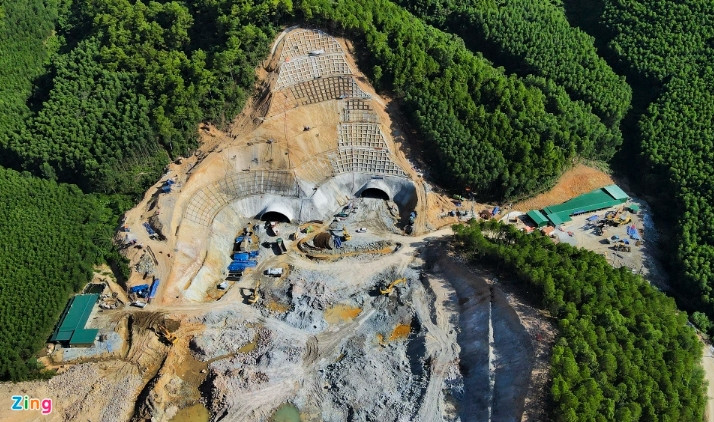 Công trường hầm Thần Vũ nối xã Diễn Phú (huyện Diễn Châu) và xã Nghi Đồng (huyện Nghi Lộc, Nghệ An). (Ảnh: Zing).