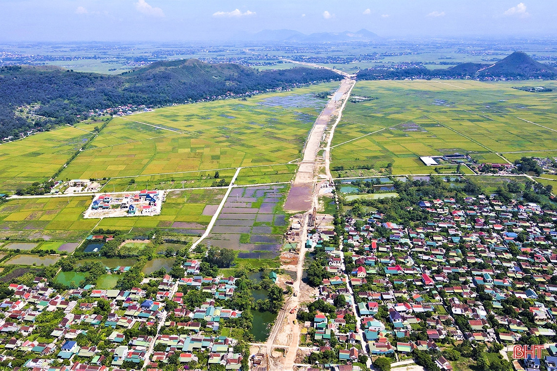 Giai đoạn 1 của dự án được phân kỳ đầu tư với quy mô 4 làn xe, nền đường rộng 17m, vận tốc thiết kế 80km/h. Giai đoạn hoàn chỉnh có 6 làn đường, nền đường rộng 32,25m. Công trình dự kiến hoàn thành cuối 2024, thời gian khai thác hoàn vốn khoảng 16 năm. (Ảnh: Báo Hà Tĩnh).