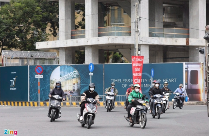 Gần 2 tháng nay, cái tên Masterise Homes lại được thế chỗ bởi logo Viva Land trên hàng rào bao quanh công trường siêu dự án One Central HCM. Dù vậy, dường như dự án này đang trong trạng thái ngưng xây dựng, trên công trường không một bóng công nhân. (Ảnh: Zing).