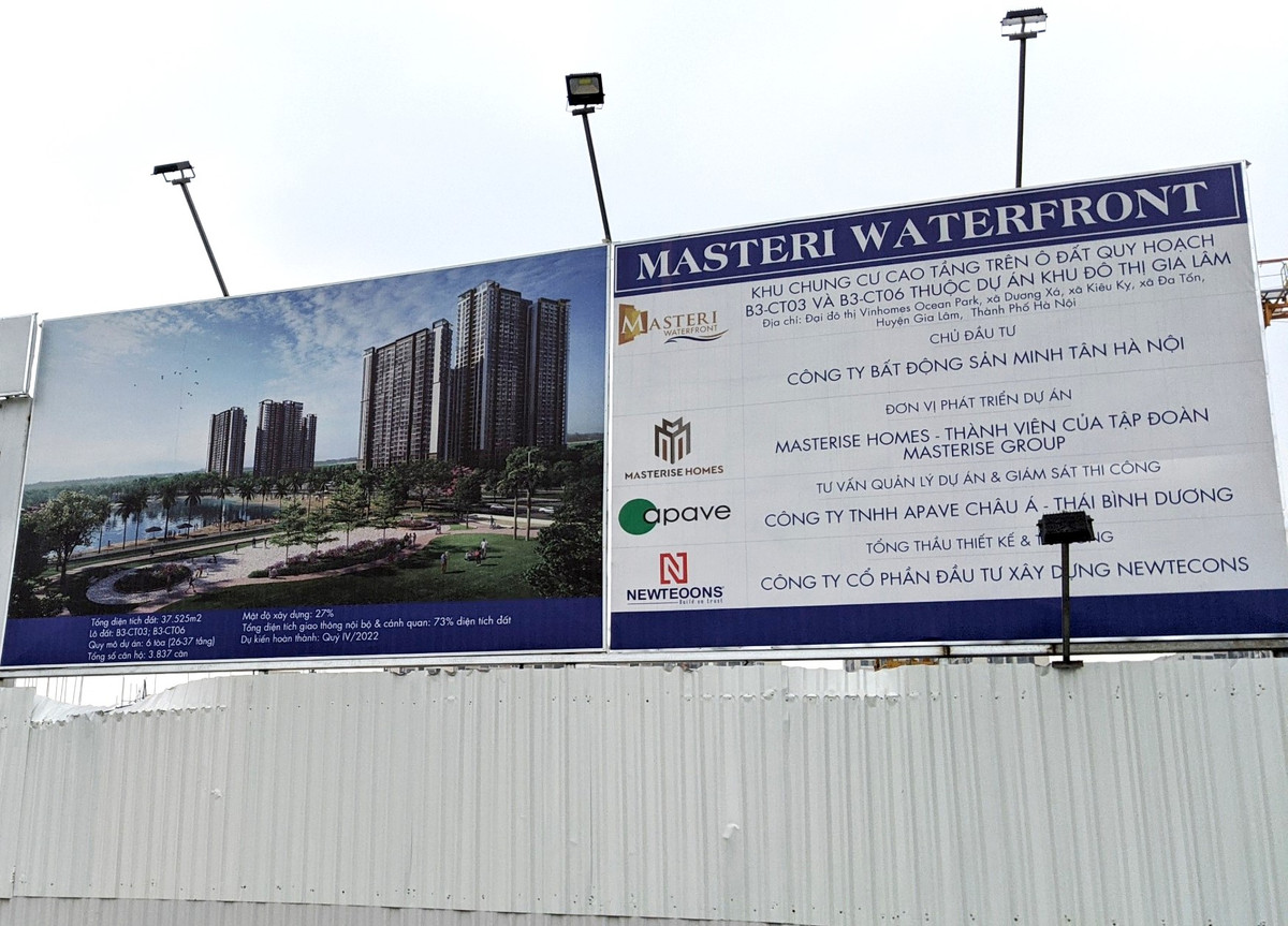 Đến đầu năm 2021, cái tên Masterise Homes bất ngờ xuất hiện trên những tấm biển quảng cáo xung quanh công trường khu tứ giác Bến Thành. Ít tháng sau đó, nhà thầu Newtecons cũng chính thức "hồi sinh" tổ hợp này với tên gọi mới One Central HCM. (Ảnh: Hoàng Huy).