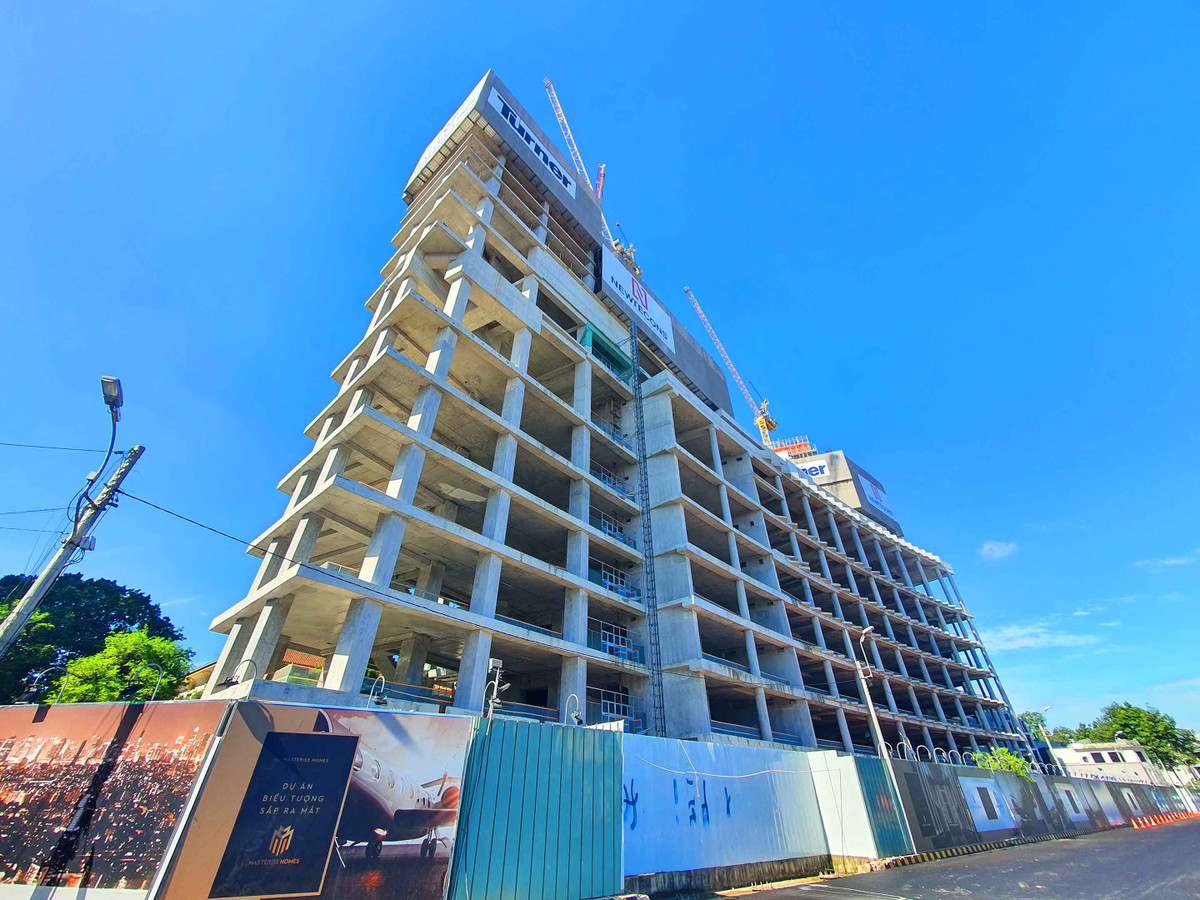 Dự án ban đầu có tên gọi The Spirit of Saigon, thuộc về chủ đầu tư là Tập đoàn Bitexco. Sau khi xây dựng phần hầm trong giai đoạn 2012-2013, dự án "đắp chiếu" một thời gian dài. Đến tháng 6/2018, dự án được chuyển cho chủ đầu tư mới là Công ty TNHH Saigon Glory, Công ty con mới thành lập do Bitexco chiếm 100% vốn sở hữu. (Ảnh: Báo Đầu tư).