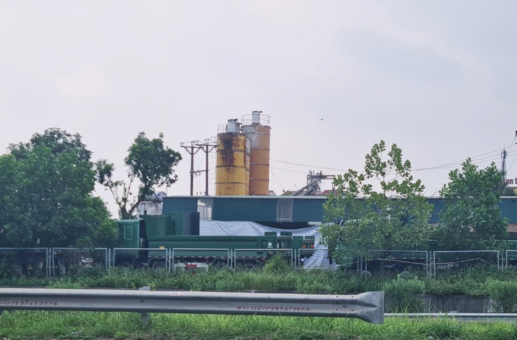 Nhằm làm rõ trách nhiệm của chính quyền địa phương trong công tác quản lý Nhà nước, kiểm tra, xử lý những vi phạm tại trạm trộn bê tông Thiên Tân, PV đã liên hệ với lãnh đạo Phòng TN&amp;MT huyện Sóc Sơn; Đội quản lý TTXD đô thị huyện Sóc Sơn. Bước đầu, các lãnh đạo này cho biết, xã Thanh Xuân đã xây dựng kế hoạch cưỡng chế trạm bê tông Thiên Tân.