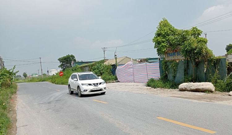 Trạm bê tông Thiên Tân đặt ngay gần lối ra đường cao tốc. Trường hợp, trạm trộn này hoạt động, xe ô tô ra vào sẽ gây cản trở các phương tiện qua lại, tiềm ẩn nguy cơ tai nạn giao thông rất cao.