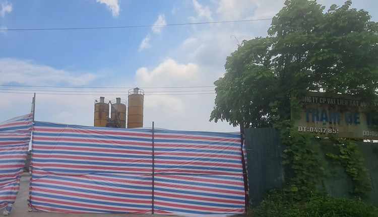 Thời điểm phóng viên ghi nhận, cửa ra vào trạm trộn bê tông Thiên Tân bất ngờ được che chắn lại bởi những tấm bạt. Theo người dân địa phương, những ngày trước đó, trạm trộn này vẫn hoạt động bình thường, xe cộ ra vào tấp nập.