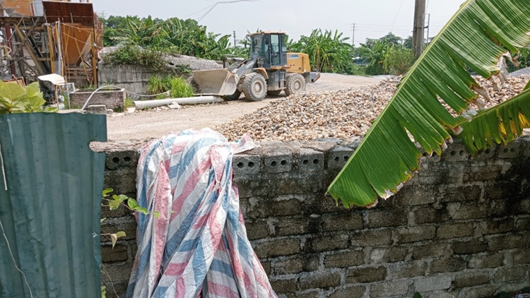 Máy móc và vật liệu vẫn nằm ngổn ngang bên trong trạm trộn bê tông của Công Thiên Tân dù đã quá thời hạn hoạt động.