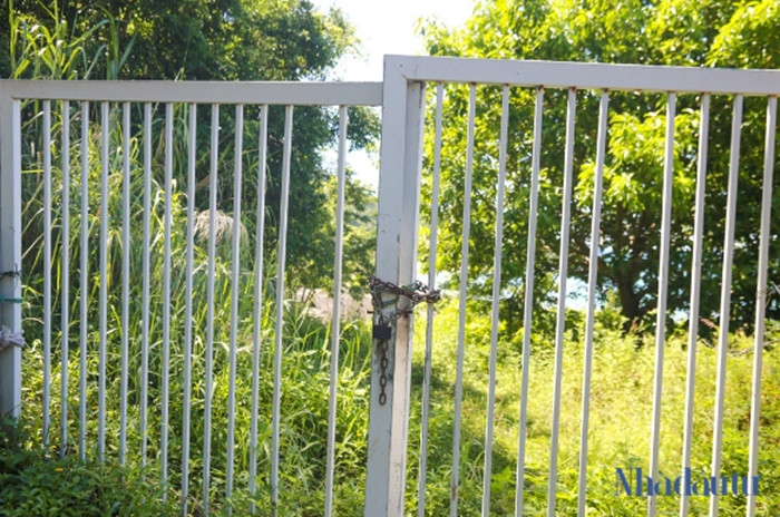 Cổng ra vào khu vực khóa chặt, không có biển để tên dự án công trình. (Ảnh: Nhà đầu tư).