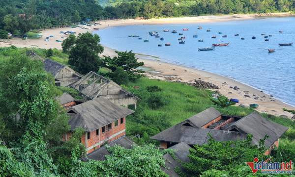 Các căn biệt thự ở đây được thiết kế 2 tầng, hướng ra biển, phần lớn đã hoàn thành phần thô. Tuy nhiên, lại bỏ hoang nhiều năm khiến cỏ dại mọc um tùm nên được ví von như biệt thự “ma”. (Ảnh: Vietnamnet).