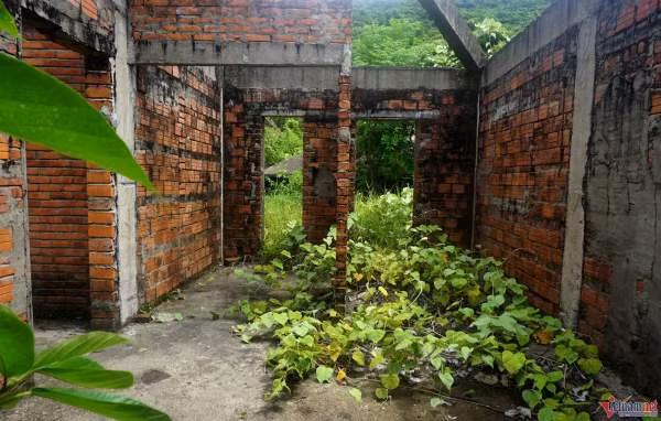 Cảnh hoang lạnh bên trong những căn biệt thự bỏ không tại dự án Sơn Trà Resort gây lãng phí, khiến nhiều người không khỏi tiếc nuối. (Ảnh: Vietnamnet).