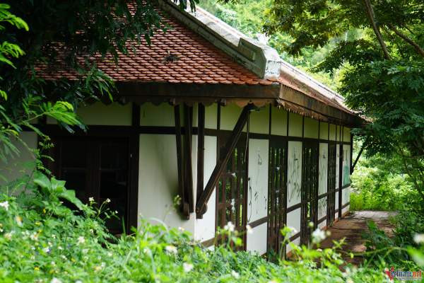 Tại dự án có một dãy nhà hoàn thiện bị xịt sơn vẽ bậy trên tường. (Ảnh: Vietnamnet).