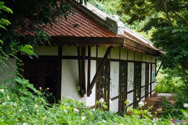 Tại dự án có một dãy nhà hoàn thiện bị xịt sơn vẽ bậy trên tường. (Ảnh: Vietnamnet).