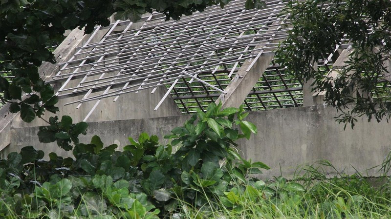 Phần lớn dự án đã bị bỏ hoang nhiều năm qua, những căn biệt thự chỉ được xây thô, nay đã xuống cấp. (Ảnh: Nhân Dân).