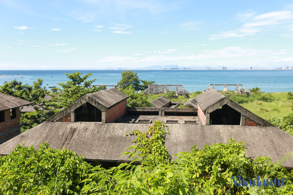 Do bị bỏ hoang nhiều năm nên dường như những căn biệt thự tại đây đều đang có dấu hiệu xuống cấp, hư hỏng. (Ảnh: Nhà đầu tư).