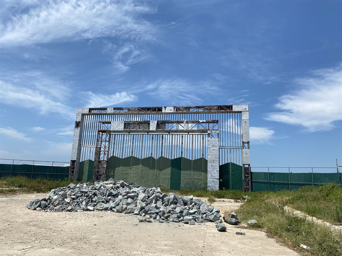 Tuy nhiên, nhiều năm qua, dự án khu resort Bắc đảo Lan Châu vẫn giậm chân tại chỗ, chỉ là một bãi đất trống được bao bọc với những hàng rào tôn. (Ảnh: Tài nguyên và Môi trường).