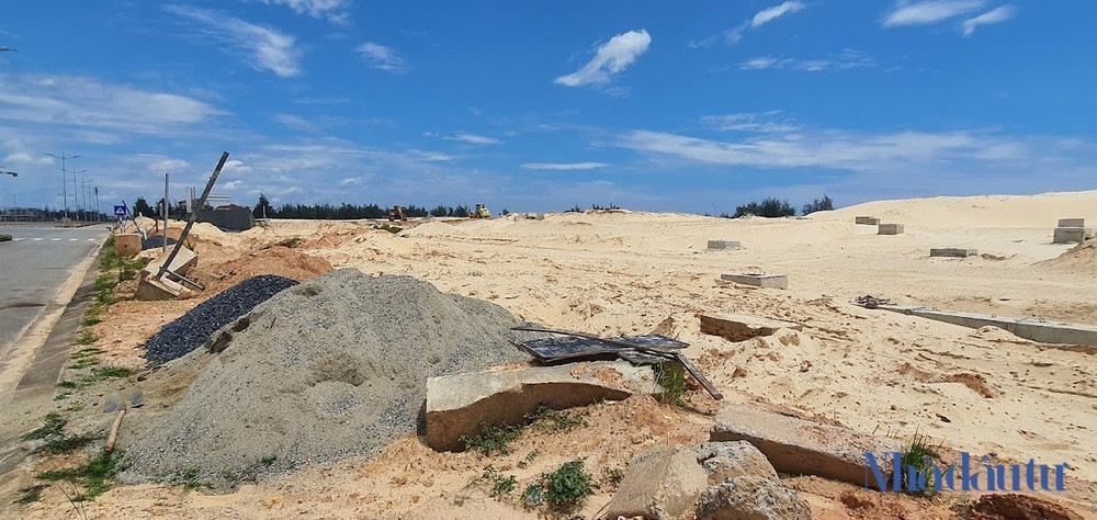 Sau khi khởi công, dự án được chủ đầu tư quây tôn phía trước rồi "an binh bất động" suốt hơn 1 năm sau đó. Cả dự án chỉ lác đác vài chiếc máy xúc, ủi hiện diện giữa bộn bề ngổn ngang các ụ đất cát và các ống cống bê tông đúc sẵn. (Ảnh: Nhà đầu tư).