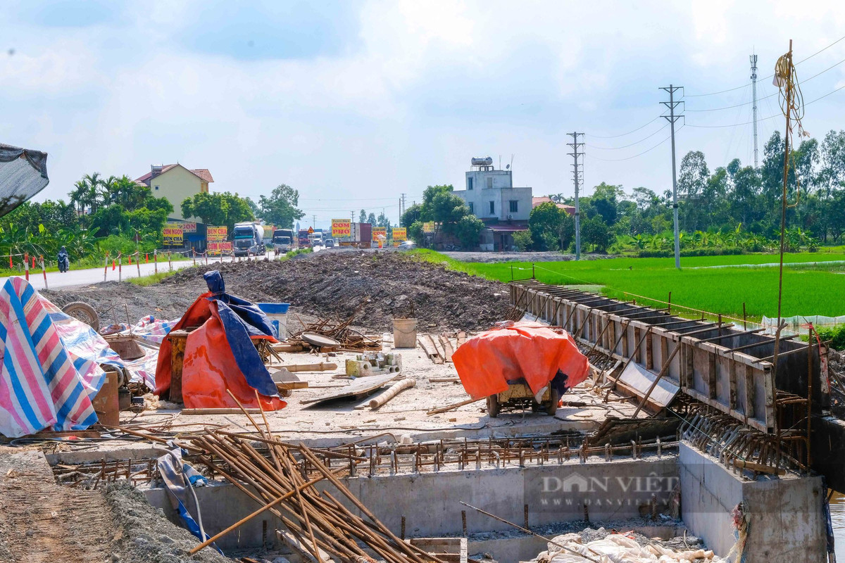 Cảnh ngổn ngang vật liệu xây dựng tại công trường dự án. (Ảnh: Dân Việt).