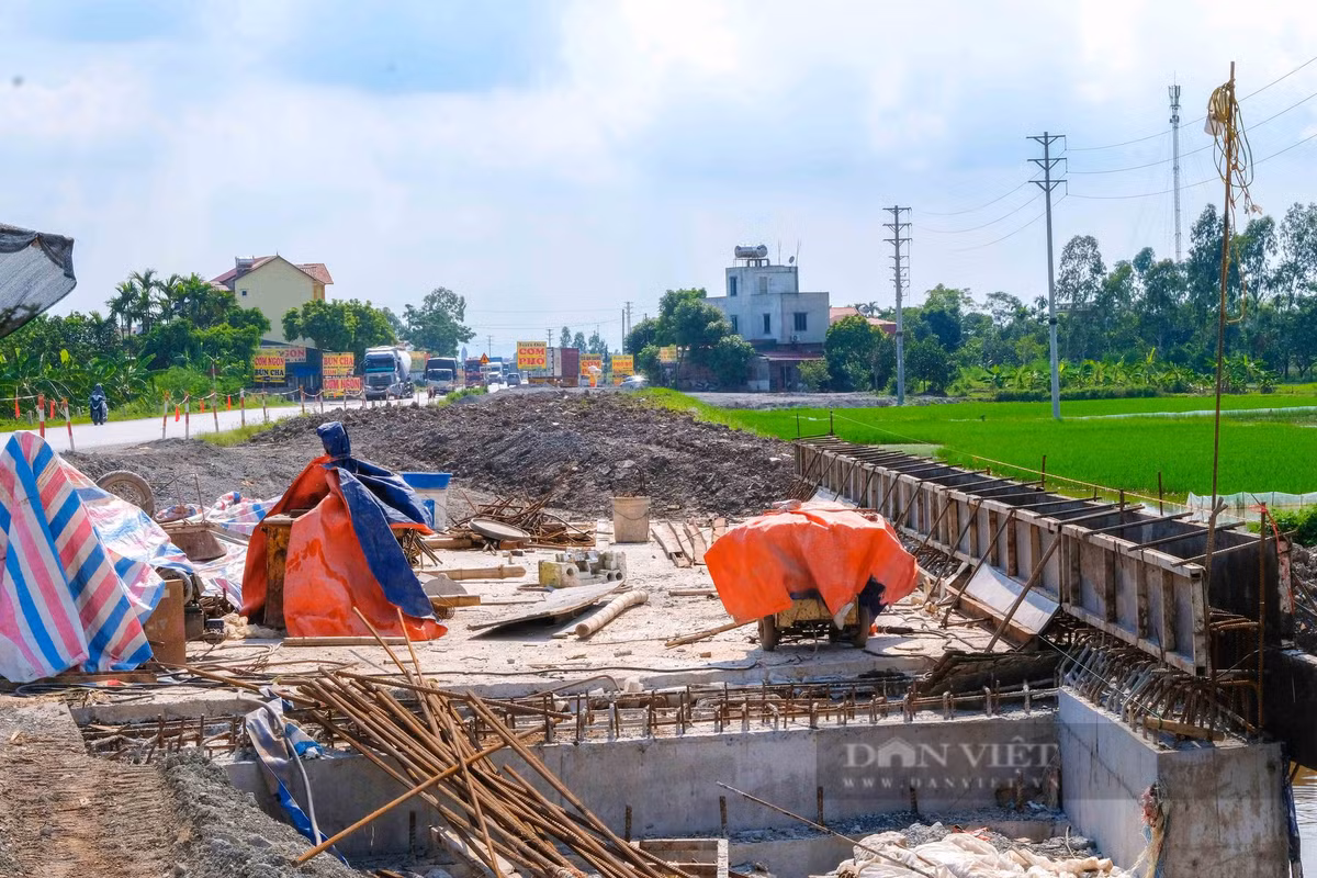 Cảnh ngổn ngang vật liệu xây dựng tại công trường dự án. (Ảnh: Dân Việt).